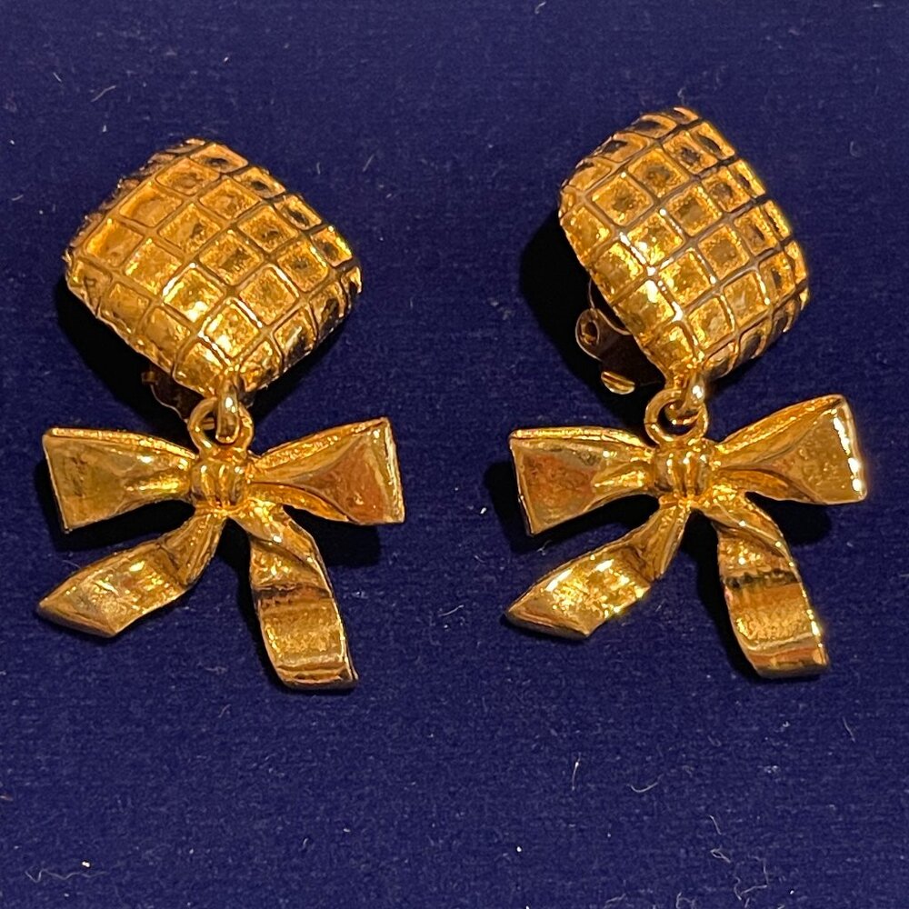 Chanel Vintage Rhombus w/ Dangling Ribbon Clip-On Earrings - Preowned